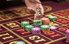 Royals Casino casino presented on mobile device in Pakistan with slots and live games